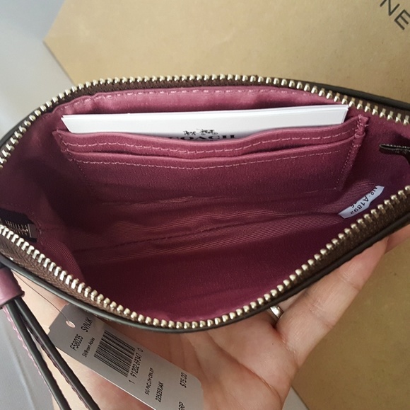 💕SOLD 💕 NWT Coach Wristlet in Signature Canvas - Picture 4 of 6